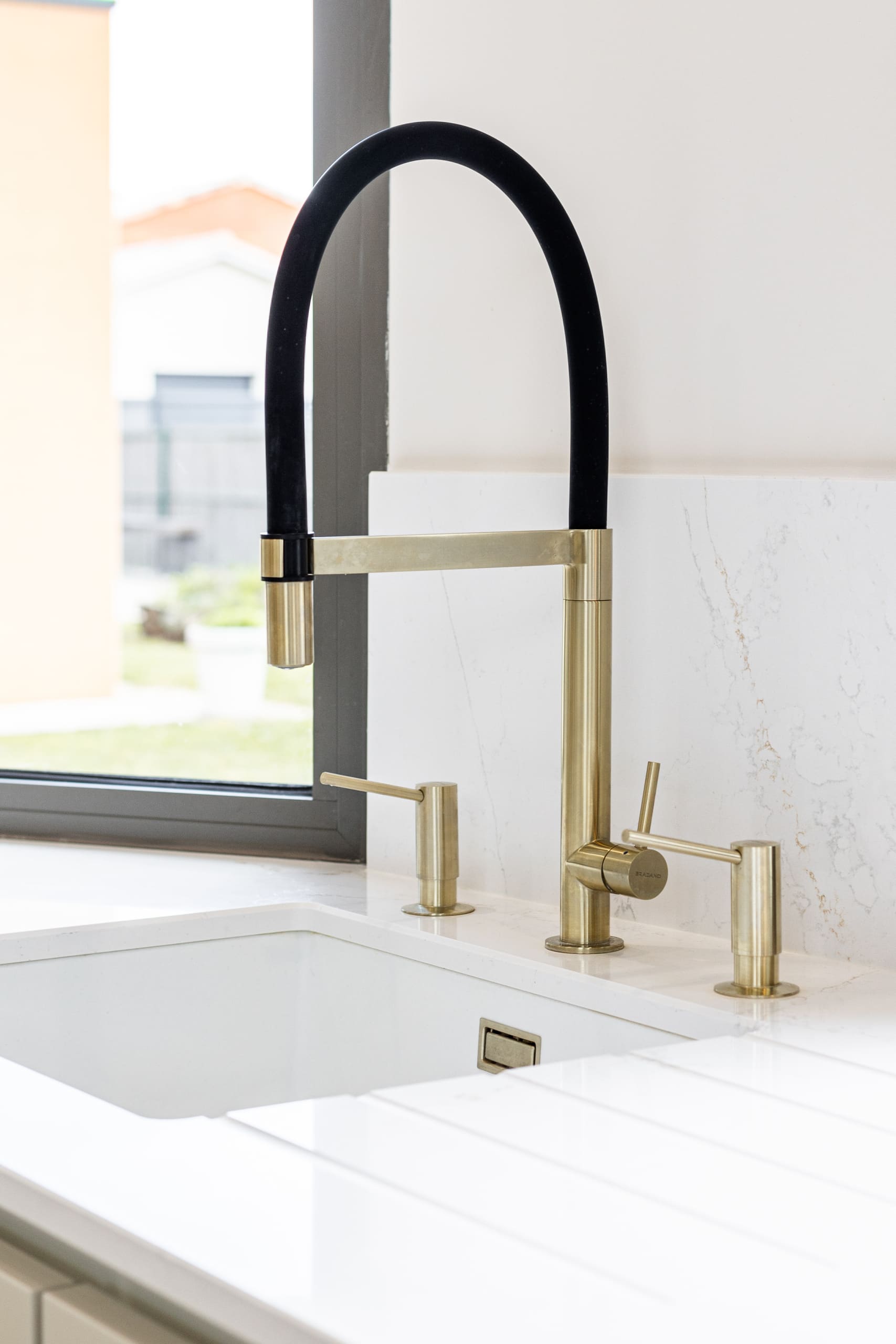 Mitigeur Tanaro laiton Bradano avec plan de travail silestone ethereal glow