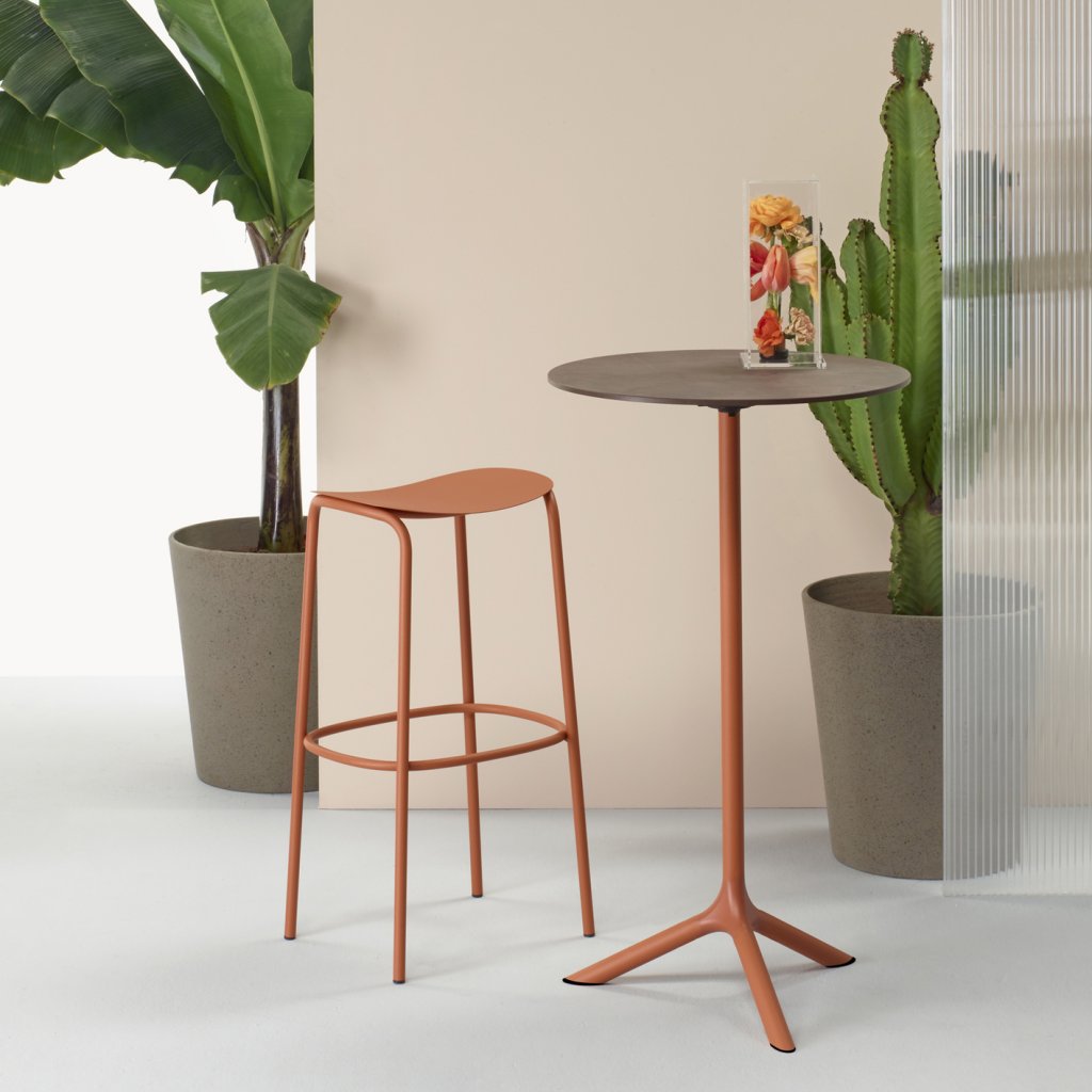 Tabouret bas SWING-Structure et assise acier laqué Terracotta