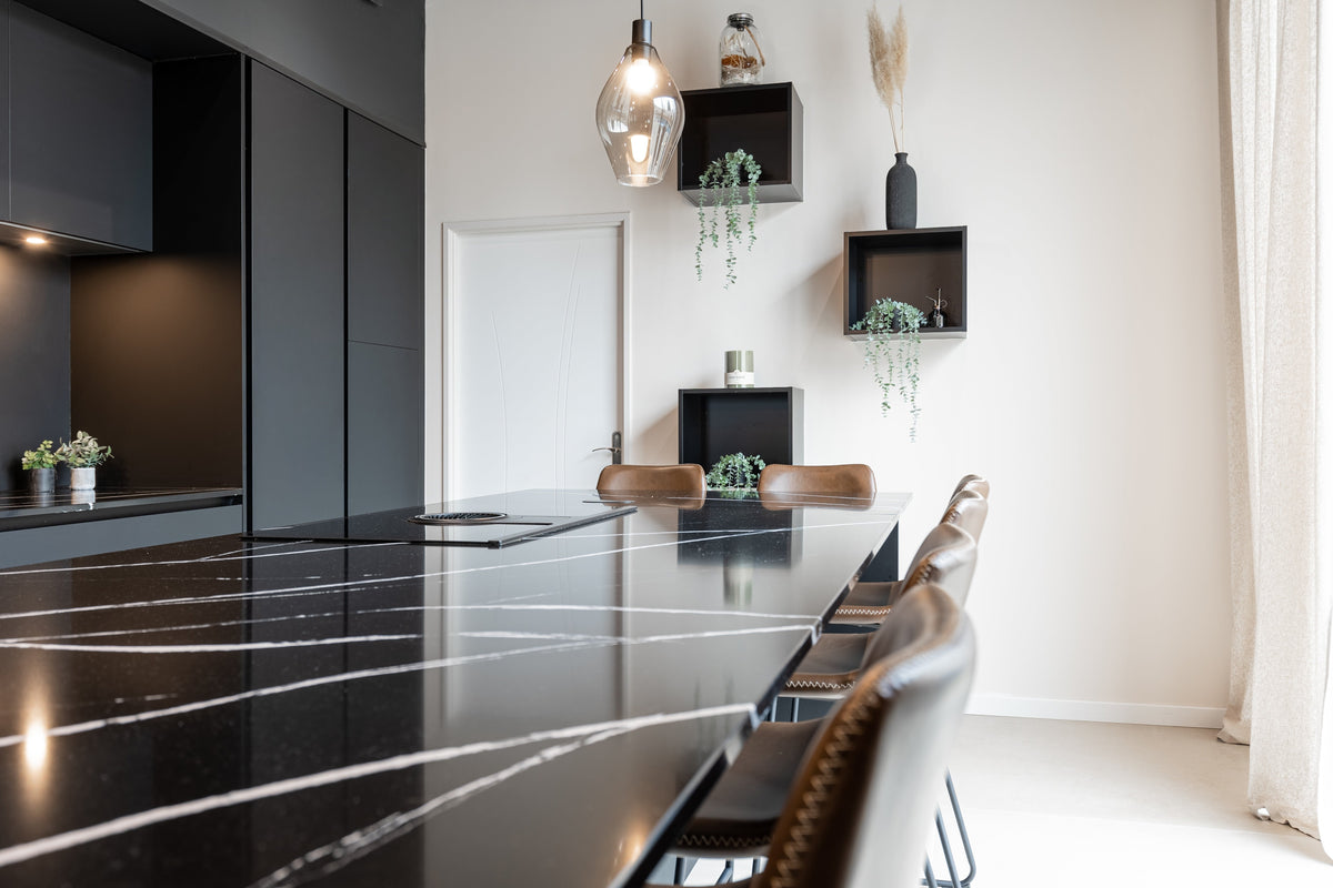 Plan de travail en Silestone Et Marquina dans une cuisine Cuisine Milena en Charente