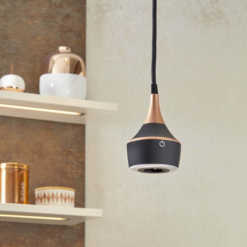Suspension prise MERCURY incluant un éclairage LED équipé d'un interrupteur tactile avec variateur d'intensité (8W / 210lm - 4000k) - finition noir mat - collerette cuivre mat - hauteur de câble réglable - 16A - 230V - 2P+T