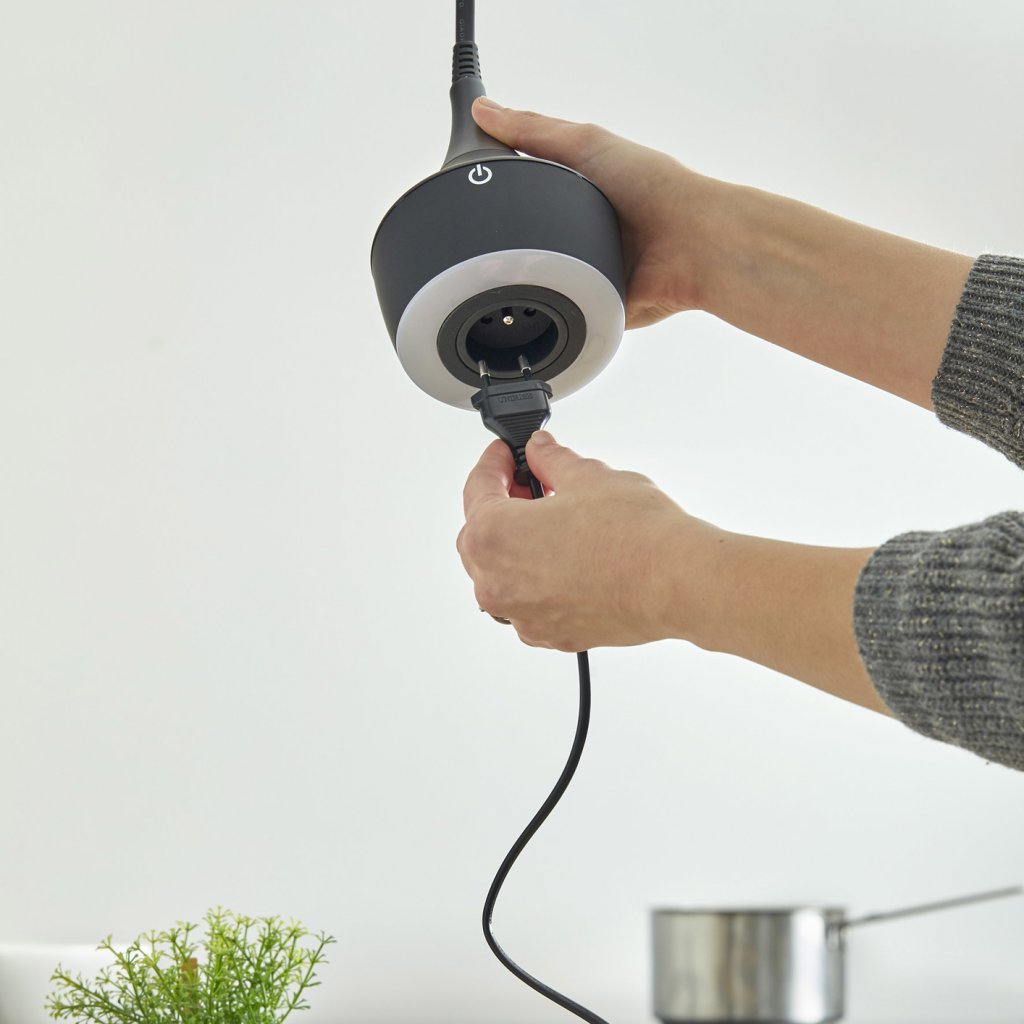 Suspension prise MERCURY incluant un éclairage LED équipé d'un interrupteur tactile avec variateur d'intensité (8W / 210lm - 4000k) - finition noir mat - collerette noir mat - hauteur de câble réglable - 16A - 230V - 2P+T