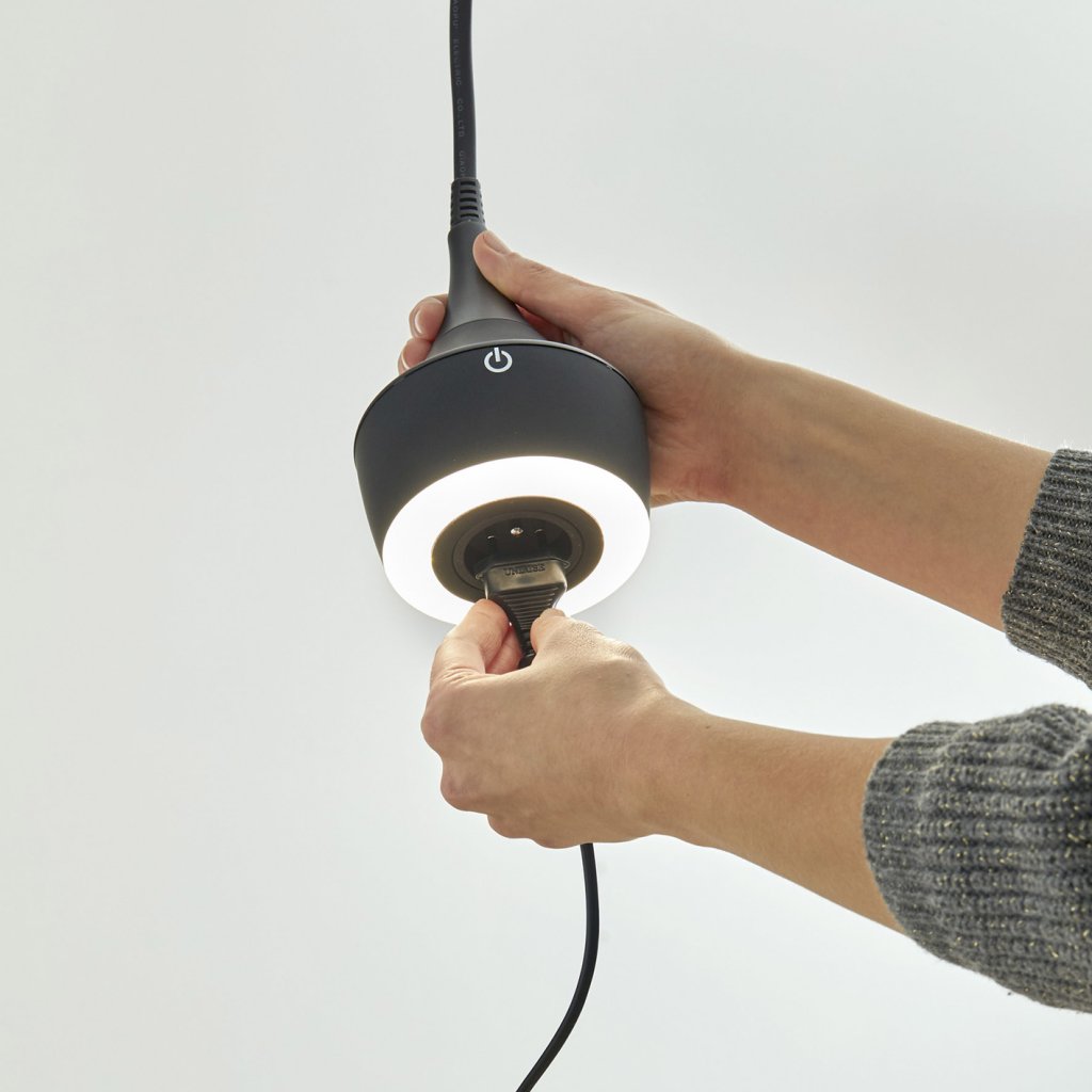 Suspension prise MERCURY incluant un éclairage LED équipé d'un interrupteur tactile avec variateur d'intensité (8W / 210lm - 4000k) - finition noir mat - collerette noir mat - hauteur de câble réglable - 16A - 230V - 2P+T