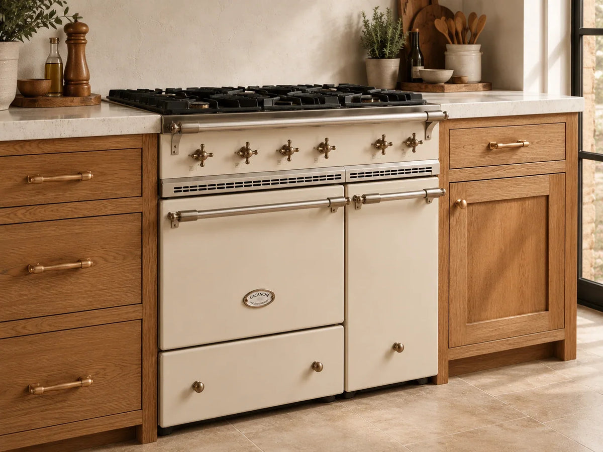 Piano de cuisson Lacanche Beaune dans une cuisine sur mesure