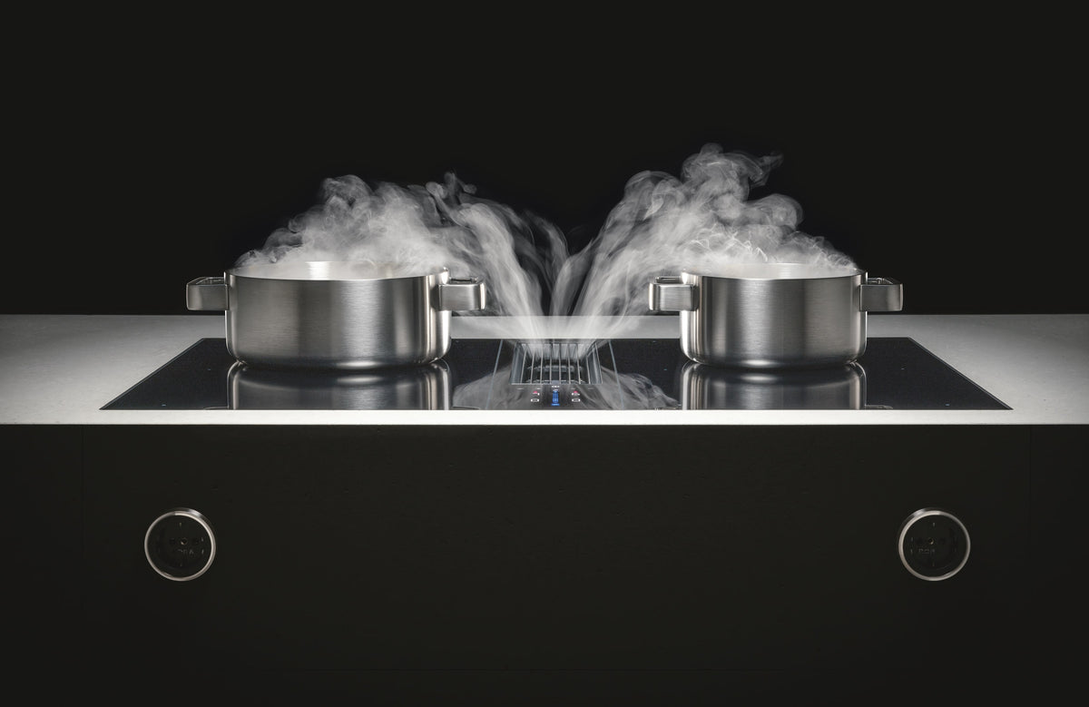 Dispositif aspirant BORA Classic 2.0 All Black entre deux tables induction, vapeur aspirée au centre