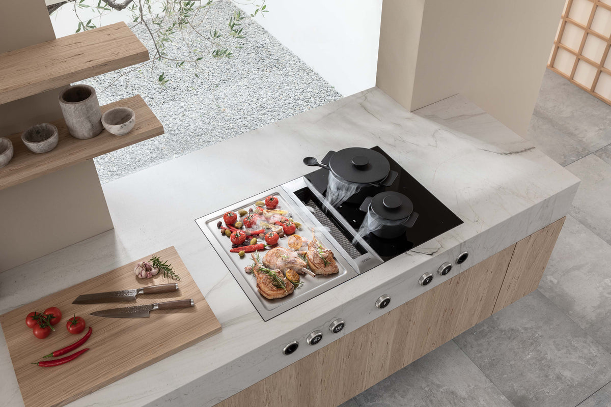 Côtelettes grillées sur le teppanyaki BORA Professional à côté d’une table à induction