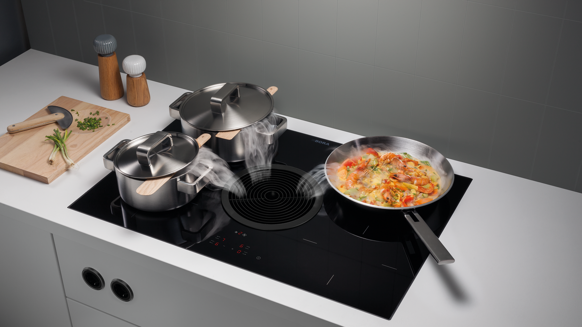 Cuisson de crevettes sur la table aspirante BORA Basic Hyper