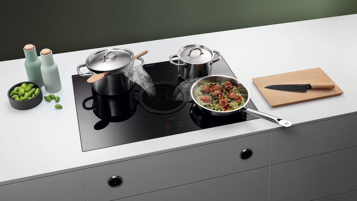 Spaghetti de courgette en cuisson sur la table BORA Basic Hyper