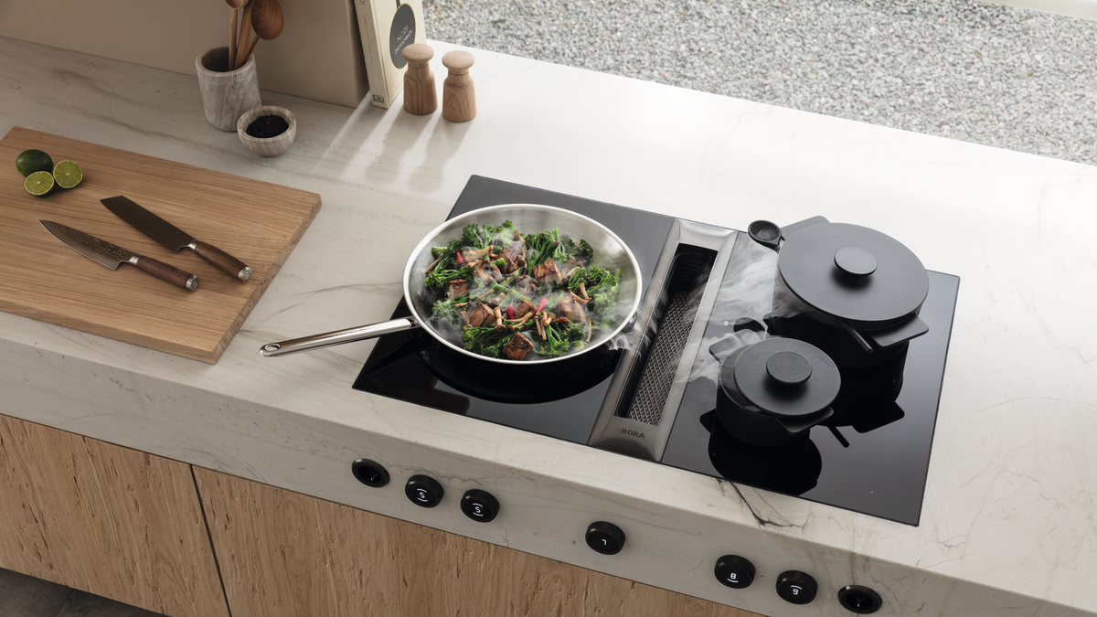 Sauté de tofu et légumes au wok sur une table BORA Professional 3.0