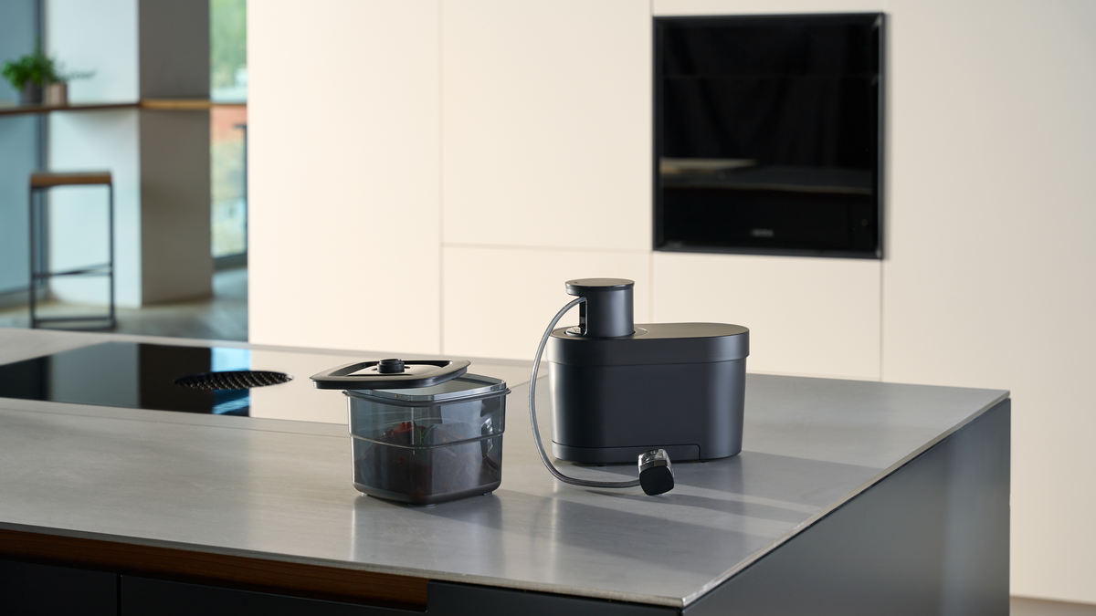 Appareil de mise sous vide BORA QVac All Black Move posé sur un plan de travail