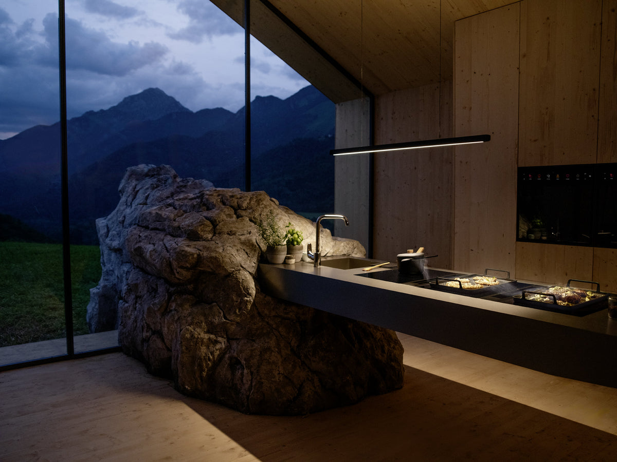 BORA Horizon noire suspendue au-dessus d’un îlot de cuisine face à la montagne