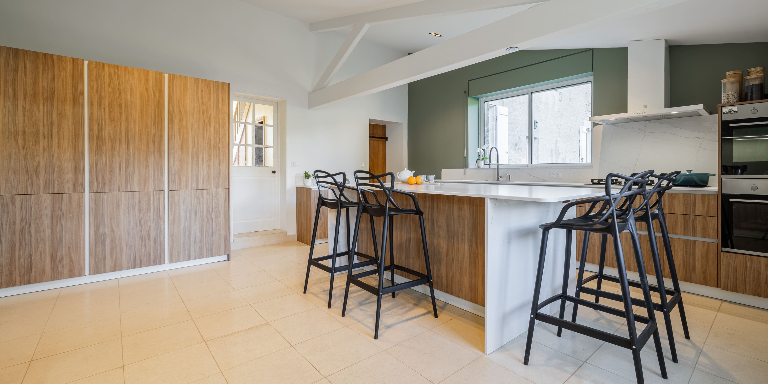 Cuisine contemporaine dans maison ancienne
