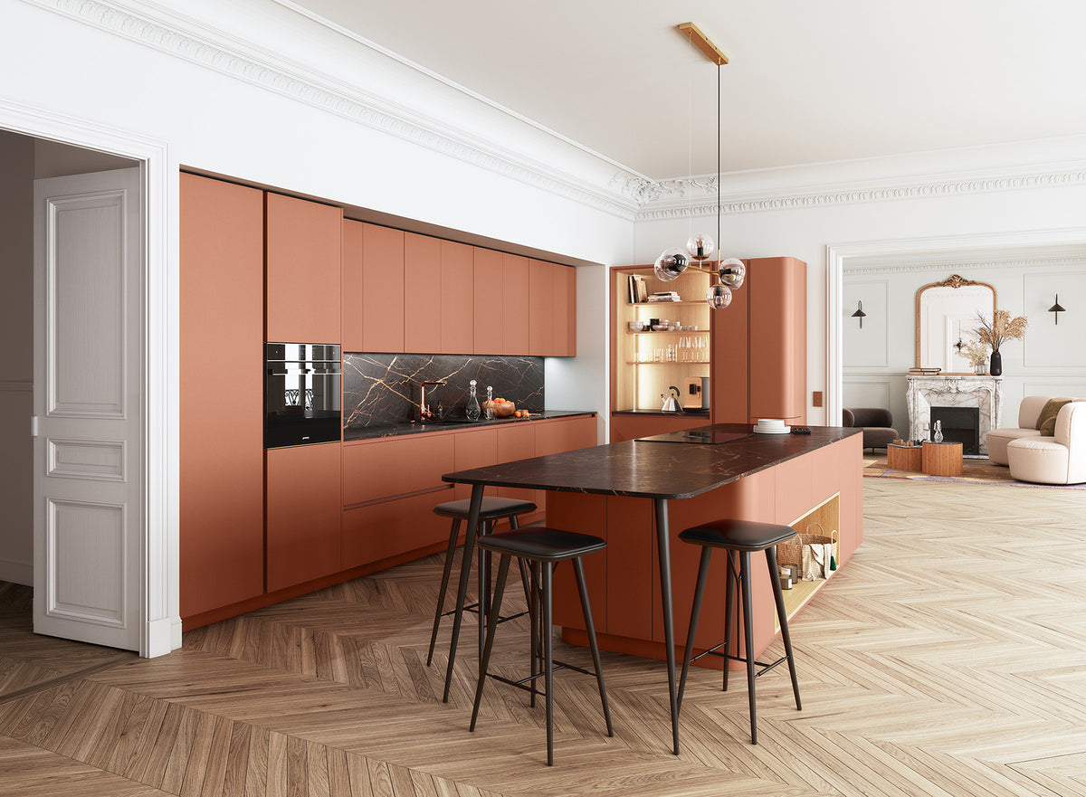 Cuisine ÉMERAUDE Charles Rema en laque mate terracotta avec îlot galbé, appartement haussmannien