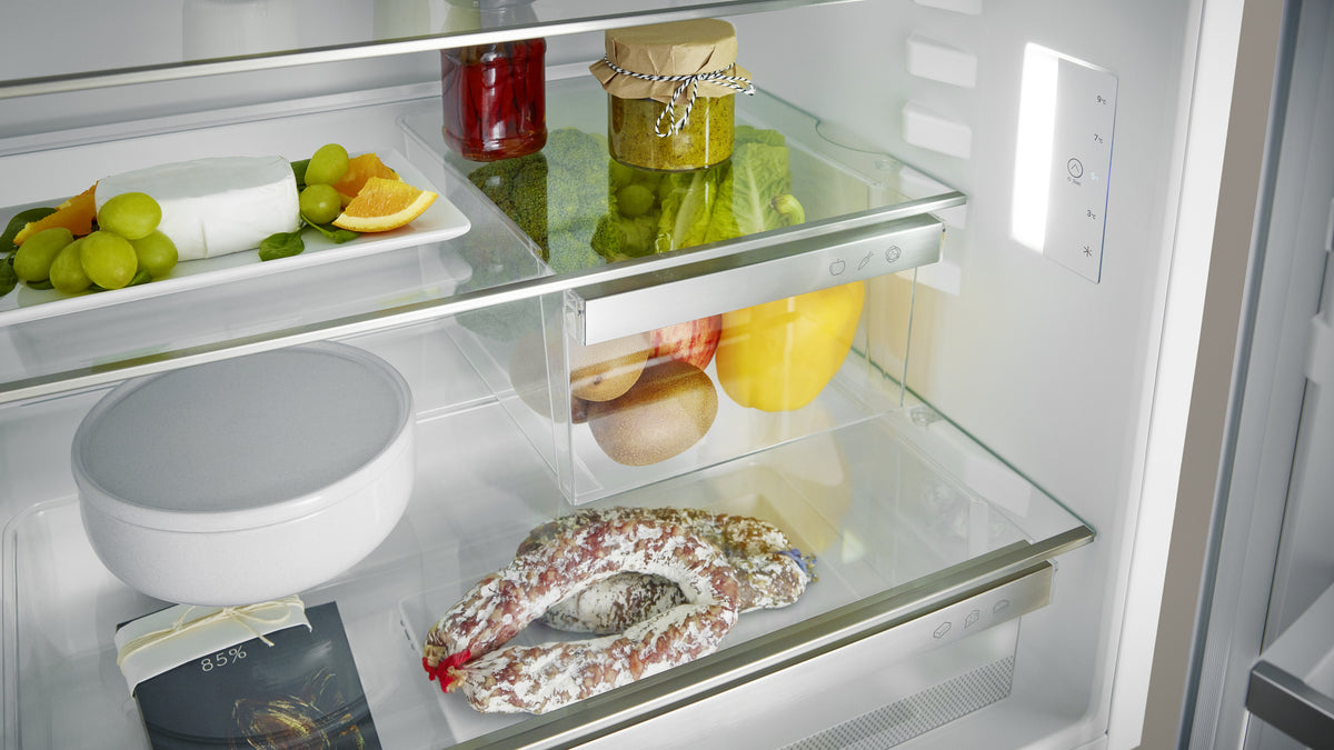 Intérieur garni d’un réfrigérateur sous plan Liebherr avec clayettes en verre et bac à fruits et légumes