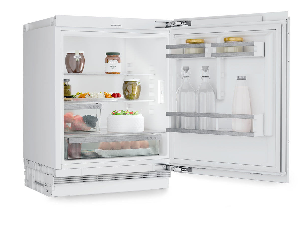 Réfrigérateur sous plan Liebherr DURd 3600 ouvert de trois quarts, garni