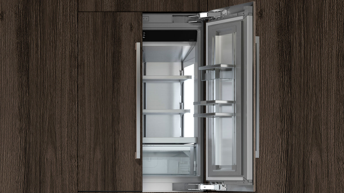 Réfrigérateur Liebherr Monolith habillé de façades bois, porte ouverte