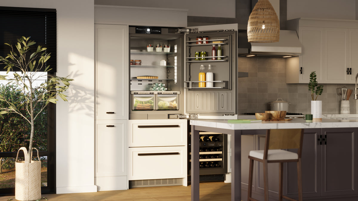 Combiné Liebherr ouvert et garni dans une cuisine aux façades crème