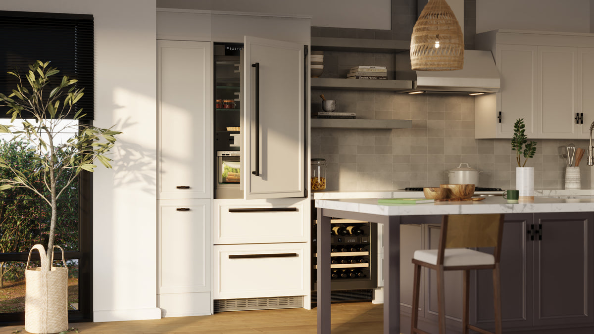 Combiné réfrigérateur-congélateur Liebherr intégré derrière des façades crème dans une cuisine lumineuse