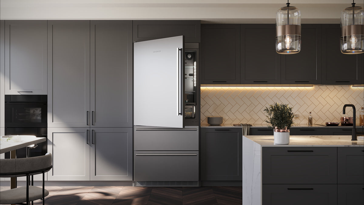 Combiné encastrable Liebherr ouvert dans une cuisine aux façades gris foncé