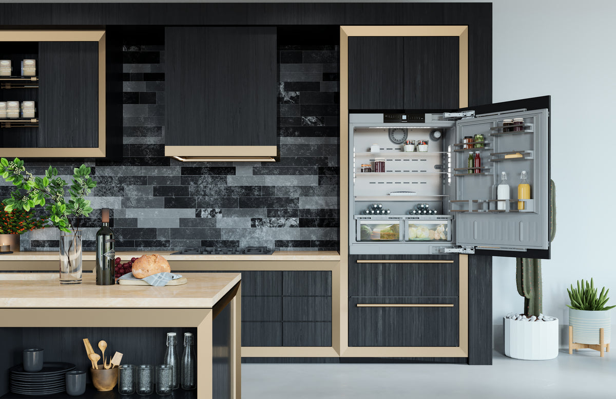 Combiné encastrable Liebherr de 91 cm ouvert dans une cuisine aux façades bois et ardoise