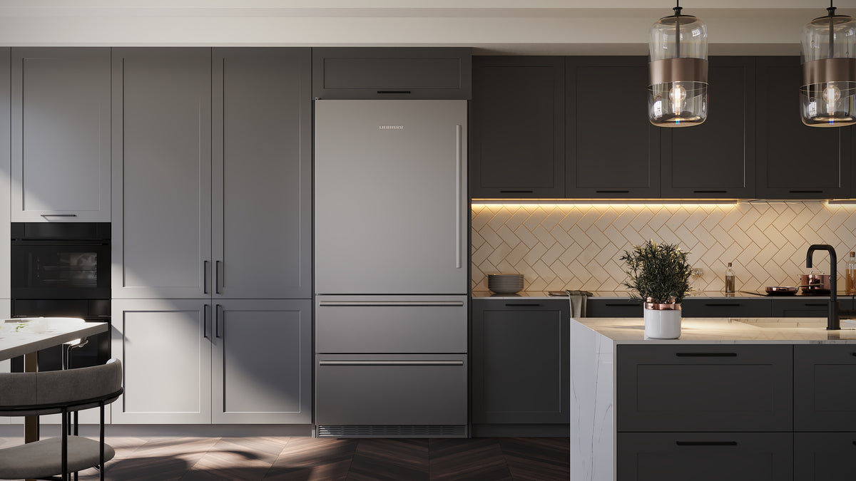 Cuisine aux façades gris foncé dissimulant un combiné encastrable Liebherr