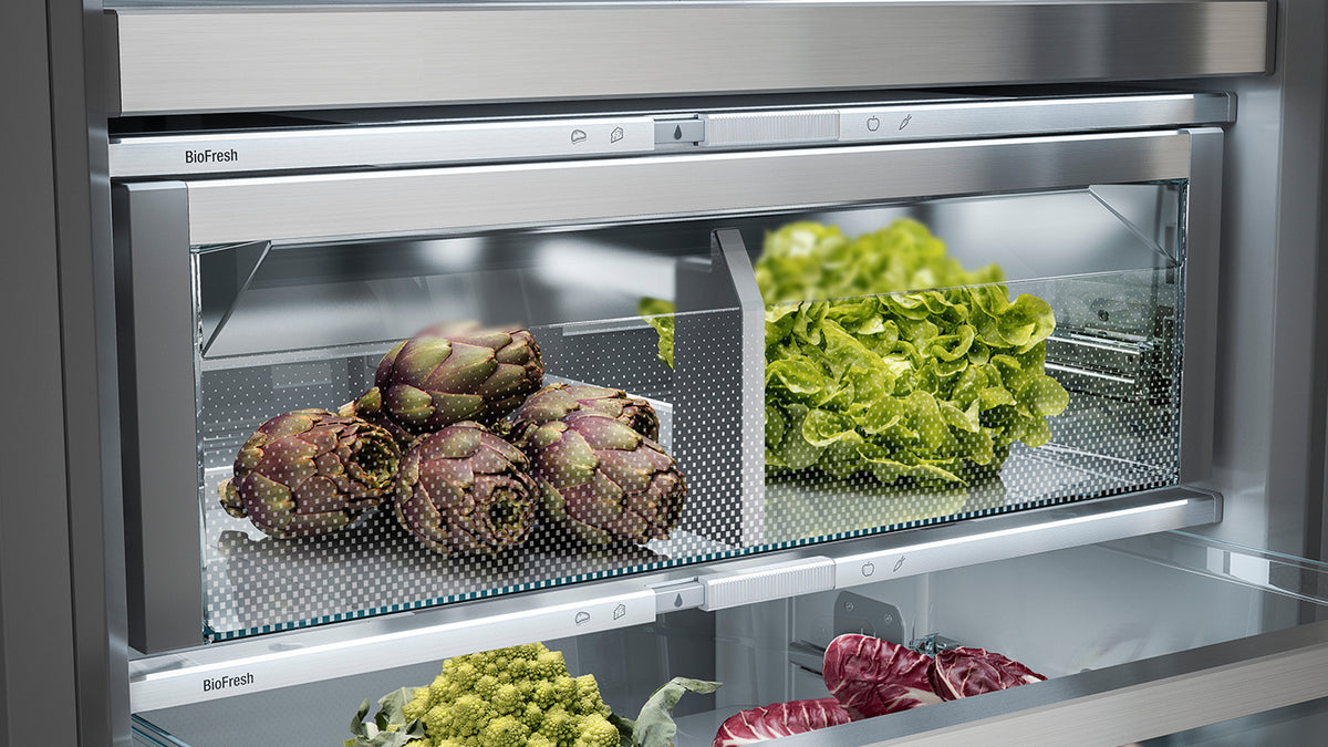 Tiroir BioFresh-Plus d’un réfrigérateur Liebherr Monolith garni d’artichauts et de salade
