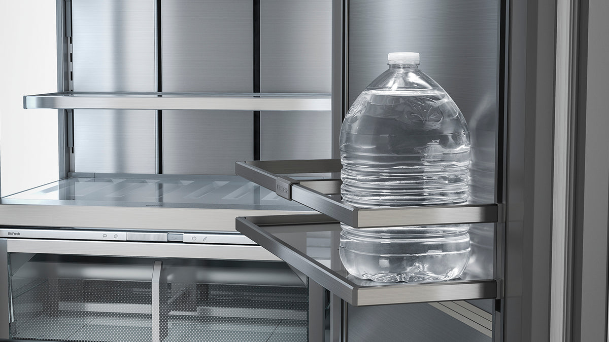 Grande carafe d’eau rangée dans la contre-porte d’un Liebherr Monolith