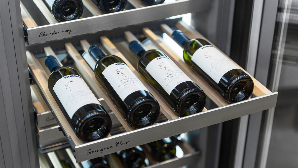 Bouteilles couchées sur une clayette sortie d’une cave à vin Liebherr Monolith