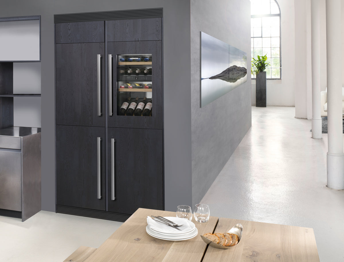 Cave à vin encastrable Liebherr intégrée dans une cuisine aux façades sombres