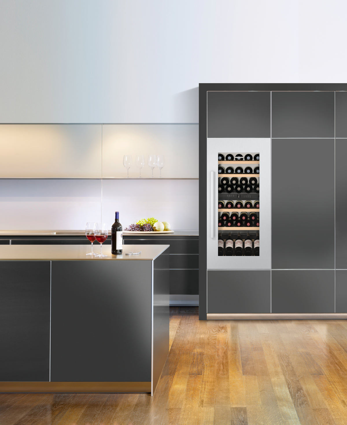 Cave à vin encastrable Liebherr Vinidor dans une colonne de cuisine anthracite, face à l’îlot