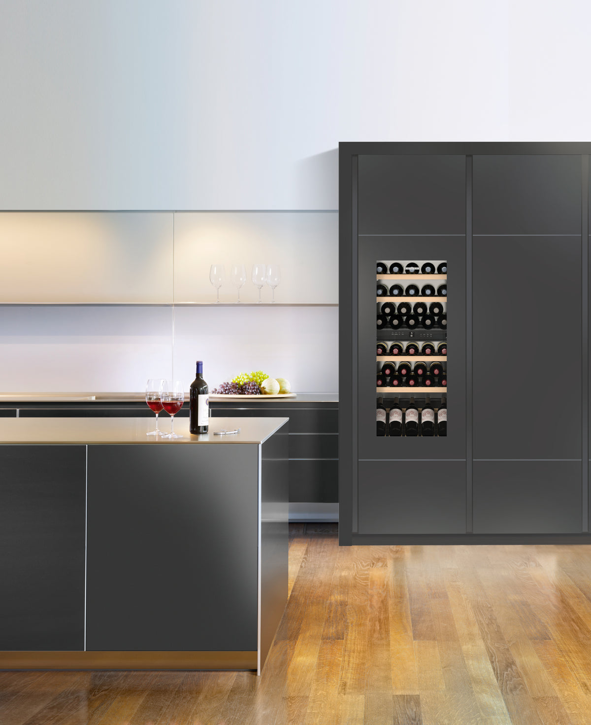 Cave à vin encastrable Liebherr Vinidor intégrée dans une cuisine aux façades anthracite