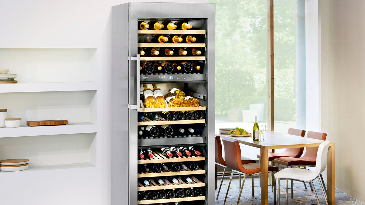 Cave à vin Liebherr Vinidor ouverte dans une cuisine claire