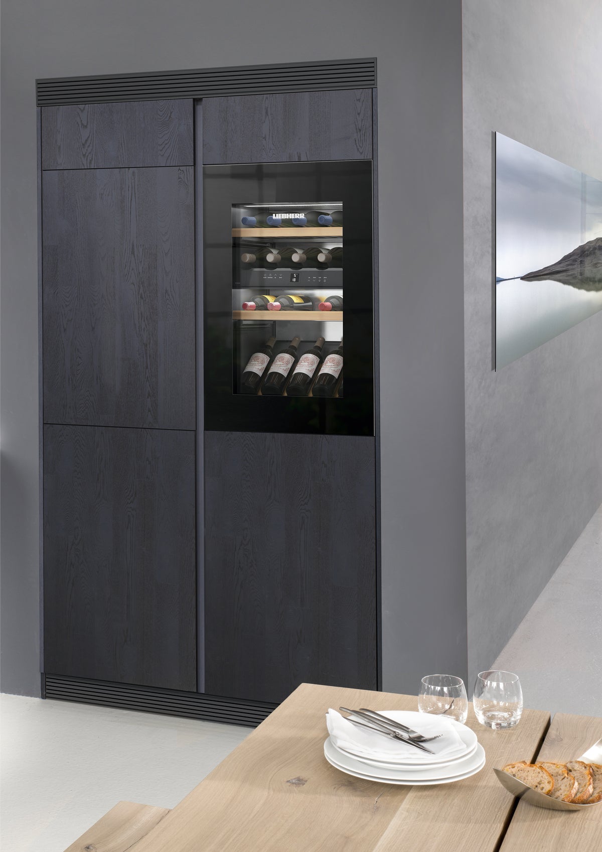 Cave à vin Liebherr Vinidor encastrée dans une colonne de cuisine sombre