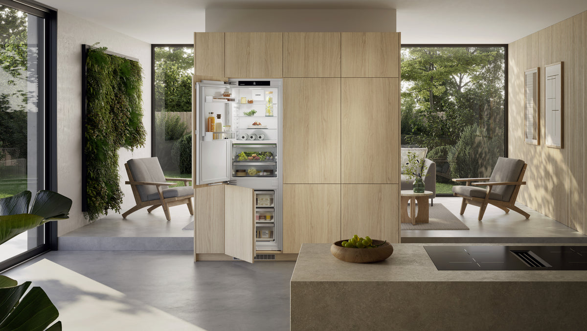 Combiné encastrable Liebherr ouvert dans une colonne de cuisine en bois clair