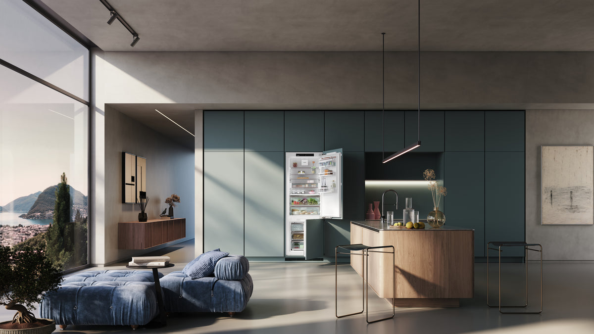 Cuisine ouverte sur le séjour avec combiné encastrable Liebherr