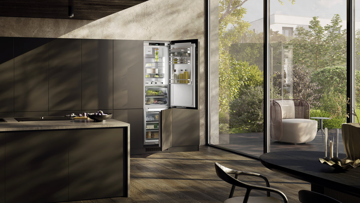 Colonne de cuisine sombre avec combiné Liebherr ouvert, face à l’îlot