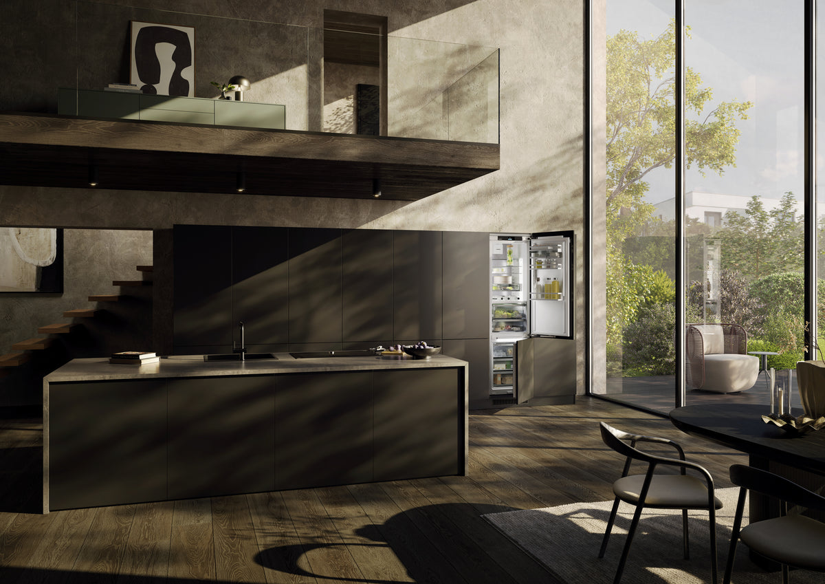Combiné encastrable Liebherr ouvert dans une cuisine sombre baignée de lumière naturelle