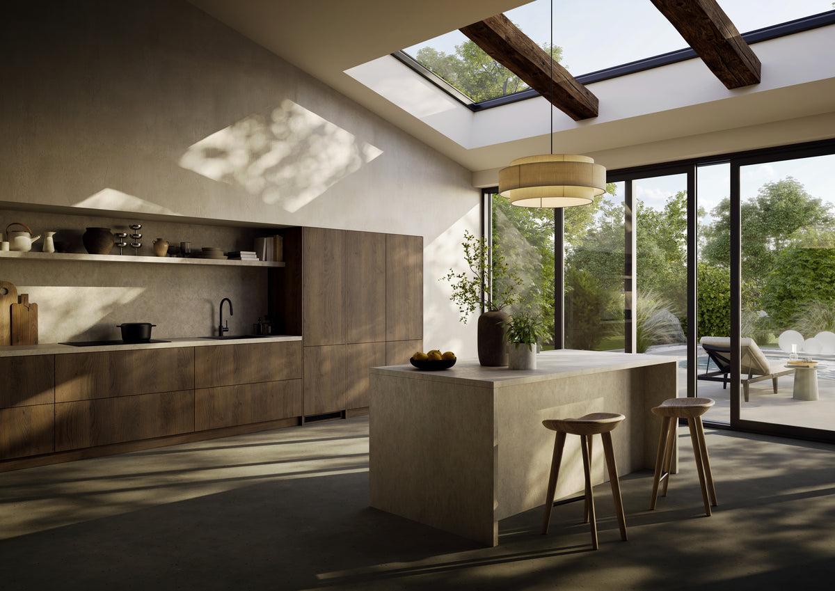 Cuisine en bois et pierre sous verrière, avec combiné encastrable Liebherr intégré dans la colonne