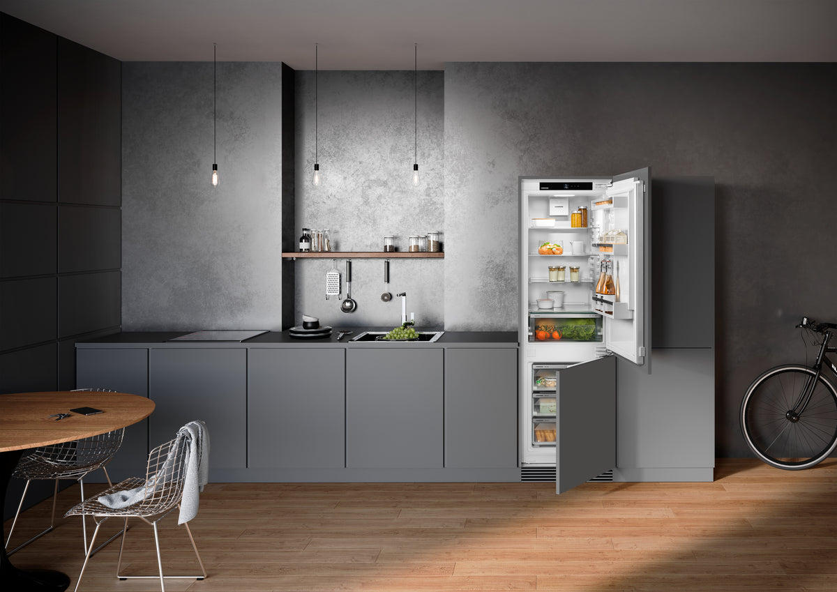 Combiné Liebherr ouvert dans une cuisine aux murs gris et aux façades anthracite