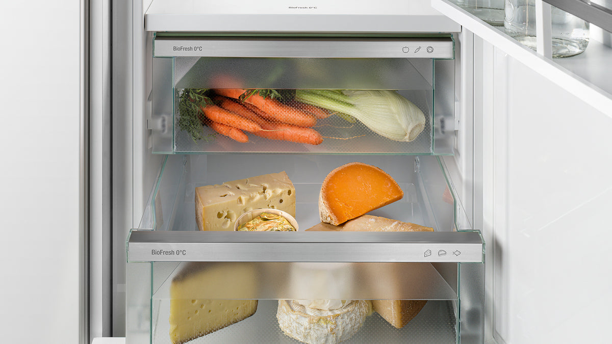 Tiroir BioFresh garni de fromages et de légumes dans un réfrigérateur Liebherr