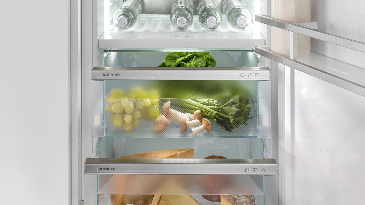 Tiroirs BioFresh éclairés par LED, garnis de fruits et légumes