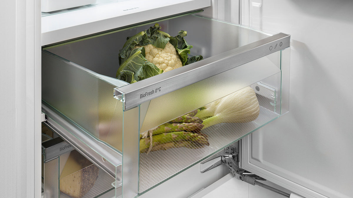 Tiroir BioFresh Fruit & Vegetable garni de légumes dans un réfrigérateur Liebherr