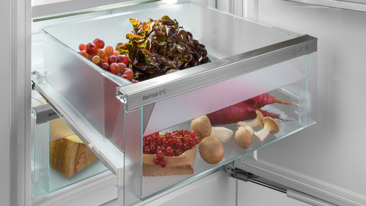 Tiroir BioFresh Liebherr sorti sur rails télescopiques, garni de légumes et de fromage