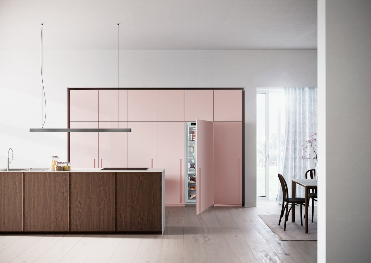 Cuisine aux façades rose poudré avec réfrigérateur Liebherr intégré en colonne