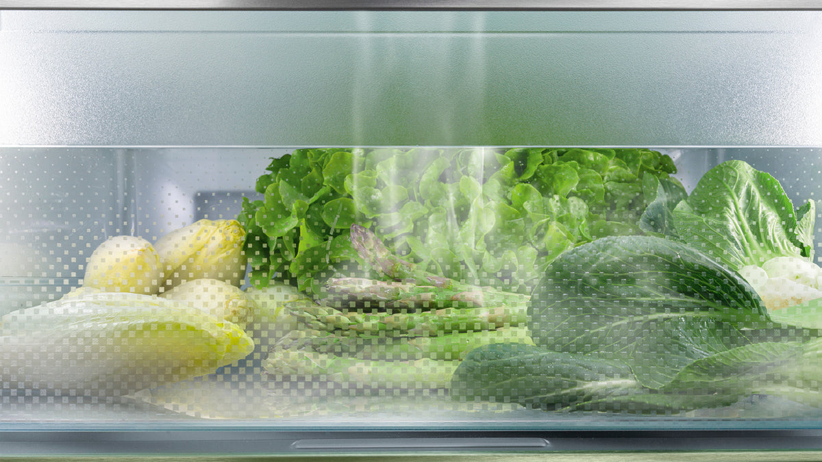 Brume fraîche HydroBreeze au-dessus des légumes dans un tiroir BioFresh Liebherr