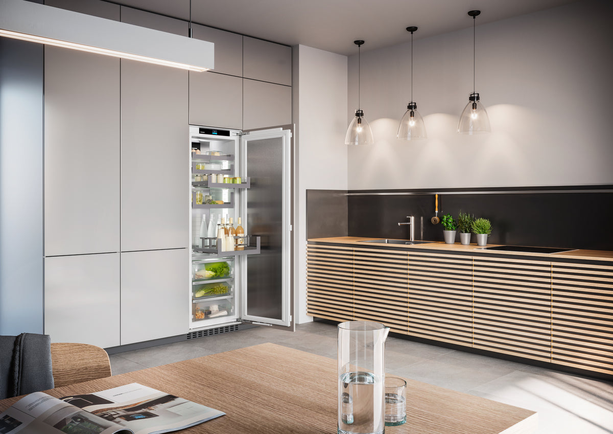 Cuisine grise et bois clair avec réfrigérateur Liebherr ouvert en colonne