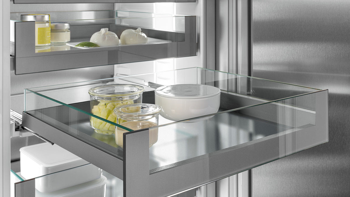 Tiroir OpenStage en verre sorti, garni de bocaux, dans un réfrigérateur Liebherr