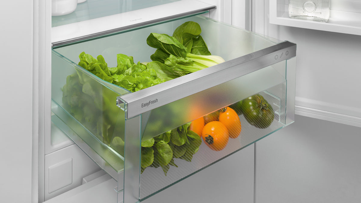 Bac EasyFresh garni de légumes frais dans un réfrigérateur Liebherr