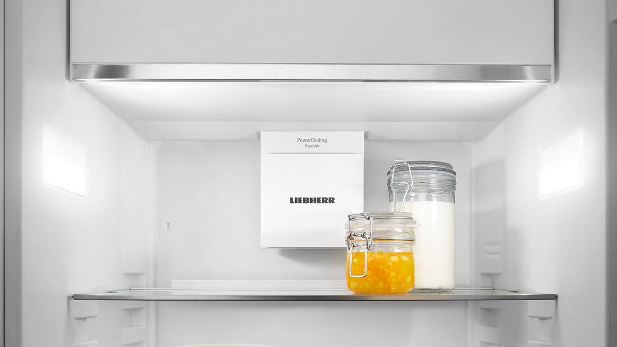 Panneaux lumineux LED latéraux éclairant l’intérieur d’un réfrigérateur Liebherr
