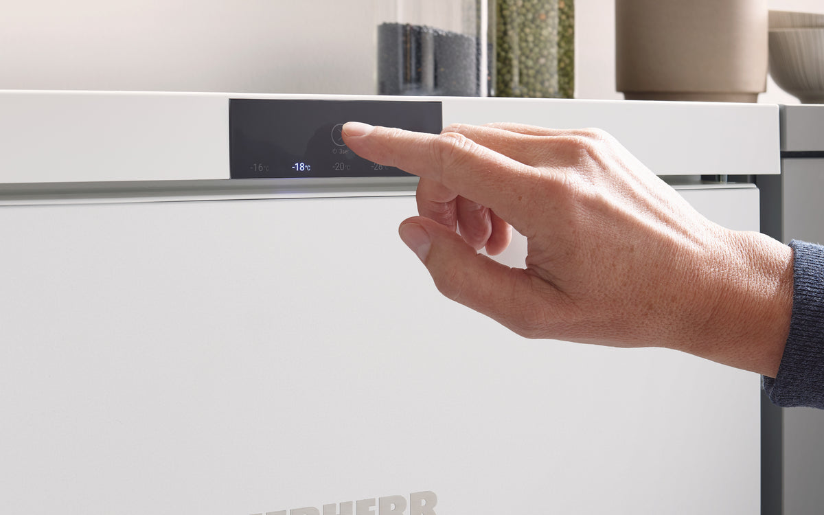 Doigt sur la commande tactile TouchControl d’un appareil sous plan Liebherr