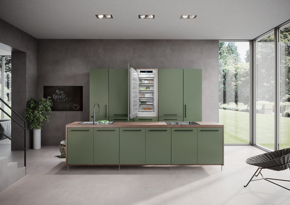 Congélateur encastrable Liebherr ouvert dans une cuisine aux façades vert sauge